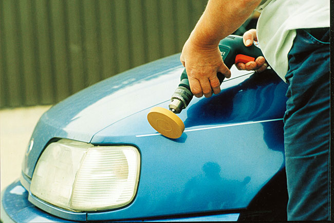 Comment enlever un autocollant sur la carrosserie d'une voiture