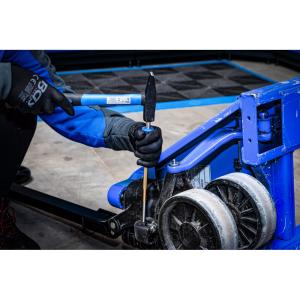 JEU DE CHASSE-GOUPILLES, POINTEAUX, BURINS AVEC POIGNEE DE PROTECTION