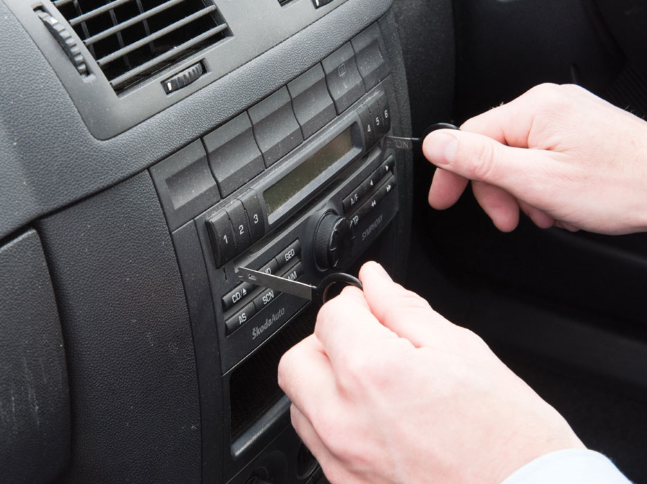 Clé d'outil pour démontage d'autoradio